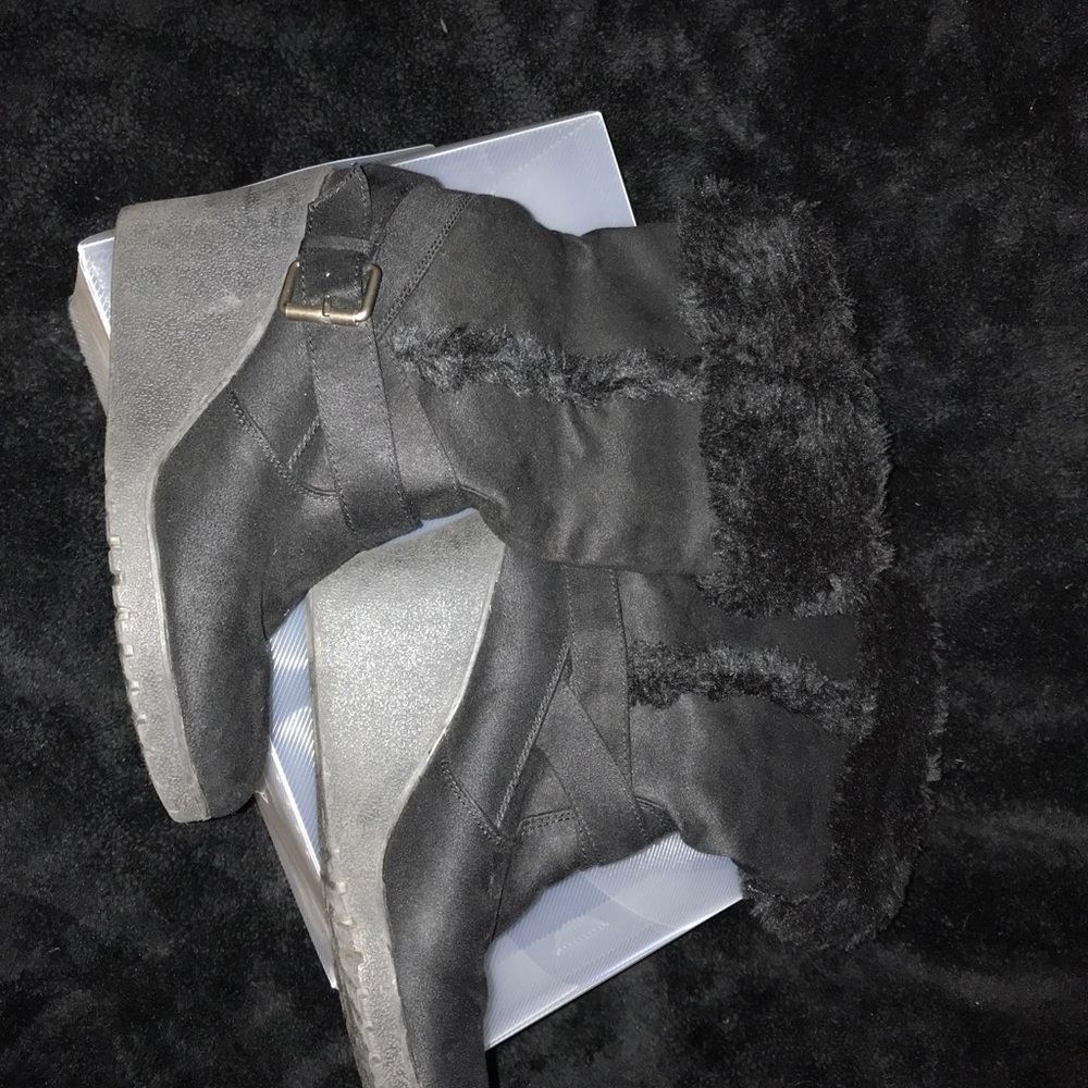 Boots size 9